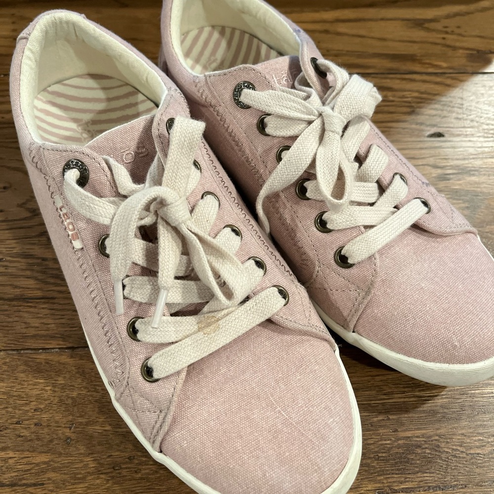 Taos 8 Pink Sneakers